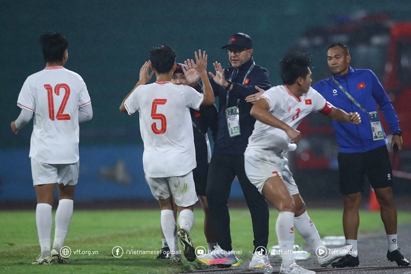 danh-bai-u17-myanmar-hlv-cristiano-roland-van-chua-hai-long
